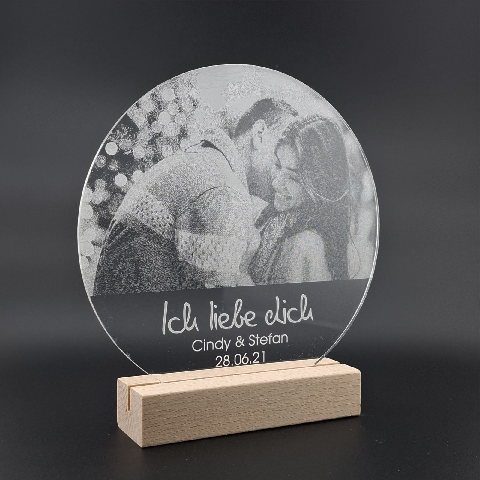 Runder Foto-Aufsteller aus Acryl mit Namen & Datum